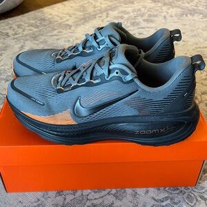 Nike Men’s Vomero 18 Running Shoes - size 10 - grey/black/orange
